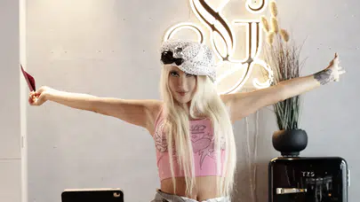 Hande Yener yeni markası STAR Gene'i Amsterdam'da açtı