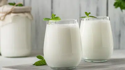 Ayran içince neden uykumuz gelir? Akşam ayran içmek uykuyu açar mı, ayranın içindeki maddeler uyutur mu?