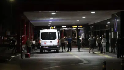İzmir'de gece yarısı feci kaza: Bariyerlere çarpan genç sürücü hayatını kaybetti!