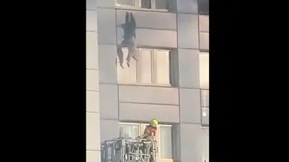 İtfaiye merdiveni yetmedi, canını kurtarmak için aşağıya atladı!