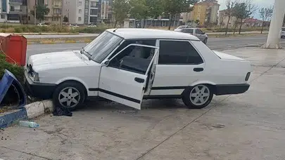 Aksaray'da aday sürücü kaza yaptı: Direk böyle devrildi