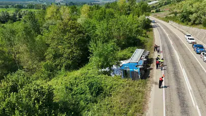 Sinop'ta un yüklü tır virajda devrildi: 3 yaralı