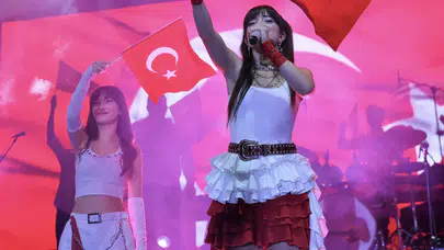 Melis Fis ve Bilal Sonses 30 Ağustos konserlerinde binlerce kişiyle buluştu