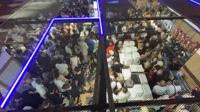 Diyarbakır'da teknoloji indiriminde kapılar kırıldı: AVM'de dakikalarca süren izdiham