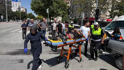 Dehşet anı: Önce yayaya çarptı, sonra direğe vurarak durabildi