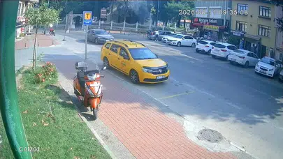 Seyir halindeki araç bir anda alev aldı, taksiciler yangını söndürdü