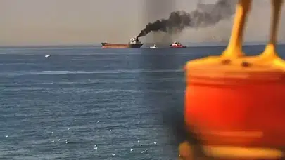 İstanbul Ahırkapı açıklarında hareketli dakikalar: Gemi yangını korkuttu