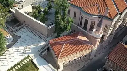 Fatih'te asırlık hazireye çirkin saldırı: Polis her yerde o şüpheliyi arıyor