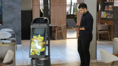 Amasya'da düşen robot garson bakımdan geçti: 3 günlük tatilin ardından işbaşı yaptı