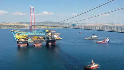 Çanakkale Boğazı'nda nefes kesen operasyon: Dev vinç gemisi için deniz trafiği durduruldu