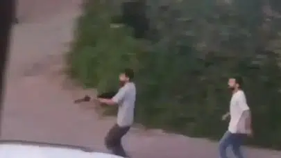 Şanlıurfa’da mahalle savaş alanına döndü: Husumetli ailelerin çatışmasında 3 yaralı!