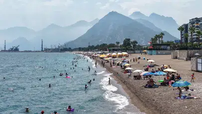 Antalya'da sıcak hava ve nem vatandaşları denize yönlendirdi