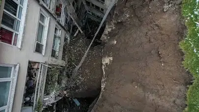 Bursa'da cep telefonu kamerasına yansıdı: Toprak kütlesi denize kaydı