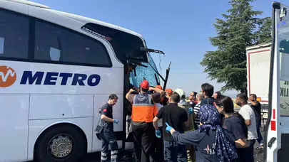 Uşak'ta yolcu otobüsü kamyona çarptı: Muavin kurtarılamadı