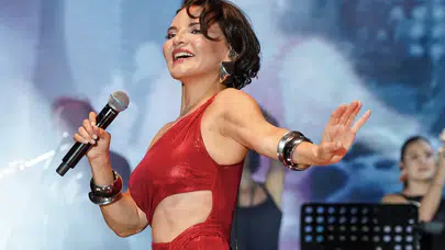 Göksel Edirne’deki 30 Ağustos Zafer Bayramı konserinde sahne aldı