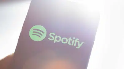 Spotify yapay zeka sanatçılarını önerilerden çıkarıyor!
