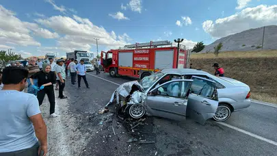 Afyonkarahisar'da otomobil ile taksi çarpıştı: 3 yaralı