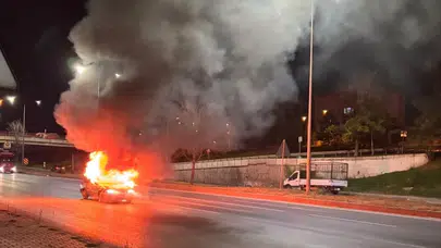 Seyir halindeki araçta çıkan yangın faciaya dönüşmeden önlendi