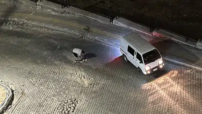 Yoldaki çukuru görünce durdu: Duyarlı sürücünün hareketi kamerada