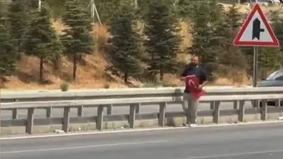 Karayolunda gururlandıran anlar: Yerdeki Türk bayrağını böyle aldı