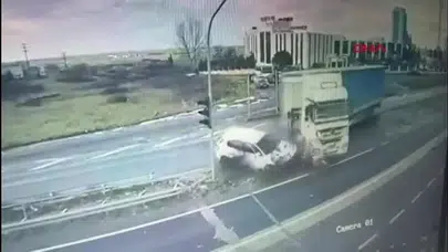 Tekirdağ'da kırmızı ışıkta bekleyen tıra çarpan panelvanda 2 kişi yaralandı