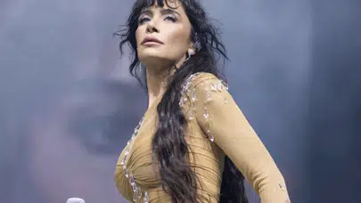 Sıla Harbiye konserinde Argiros ve Sevişmeden Uyumayalım esprisiyle güldürdü