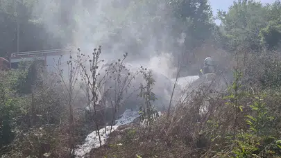 Durağa çarpıp takla attı: Yangın çıkan arabadan jandarma kurtardı