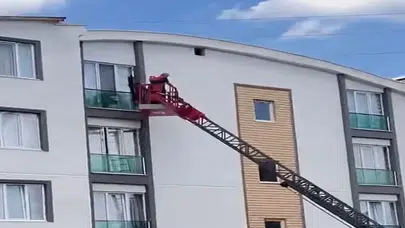 Balkon korkuluklarında mahsur kalan güvercin özgürlüğüne kavuştu