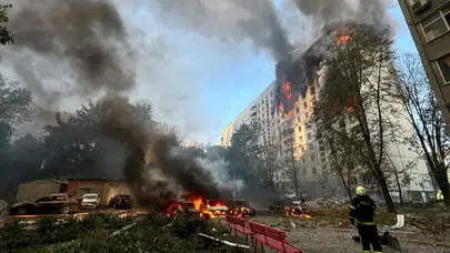 Rusya, cephe hattında gemi ve yerleşim yerlerini hedef almaya devam ediyor