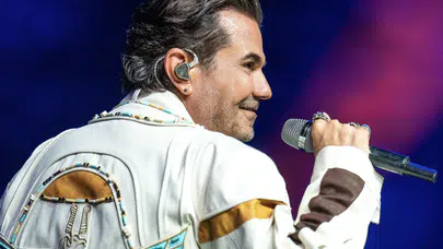 Kenan Doğulu Harbiye'de biletleri 20 dakikada tükenen konserde sahne aldı