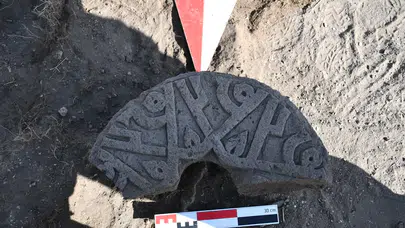 Ani'deki Selçuklu Mezarlığı'nda Kufi hatlı tarihi taş gün yüzüne çıkarıldı