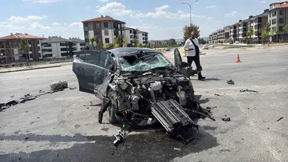 Eskişehir'de tuğla yüklü tır ile otomobil çarpıştı: 1 yaralı