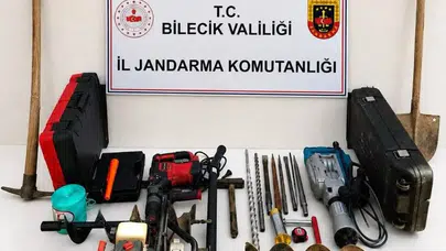 Bilecik'te darphane emeklisi ve arkadaşları define ararken suçüstü yakalandı