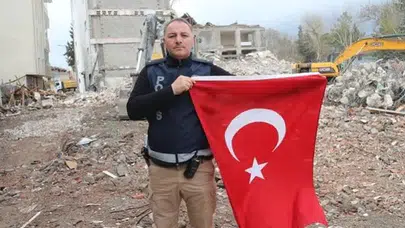 Deprem enkazında bulunan Türk bayrağı polis ekiplerince çıkarıldı