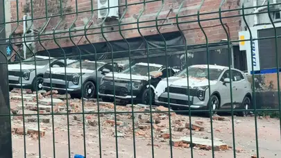 Kağıthane’de milyonluk bilanço: Binanın duvarı sıfır araç otoparkına çöktü!