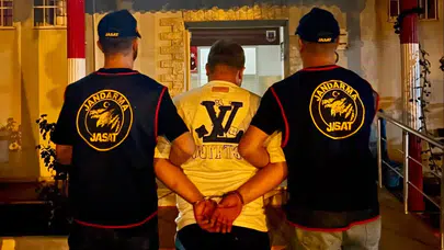 İzmir'de 15 yıllık hapis cezasıyla aranan firari jandarma operasyonuyla yakalandı