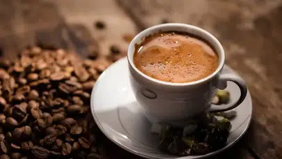 Aç karnına kahve içmek faydalı mı, zararlı mı, mideye etkisi ne, ne zaman içilmeli?