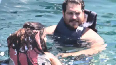 Bodrum'da ünlü çiftin teknede eğlenceli halleri objektiflere takıldı
