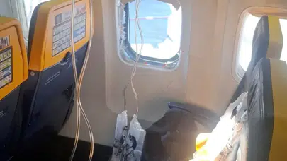 Ryanair uçuşunda korkunç anlar: Yolcunun başı kırılan camdan dışarı fırladı