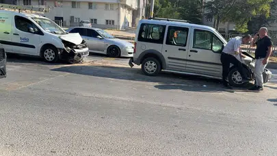 Tepebaşı'nda 4 araçlık zincirleme kaza! Yaralılar hastaneye kaldırıldı