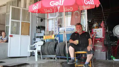 Muğla'da sıcağa karşı ilginç çözüm: Şemsiyeyi fıskiyeye çevirdi