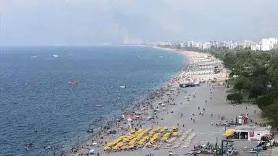 Antalya'da yüzde 75 nem etkisi! Vatandaşlar sahillere akın etti