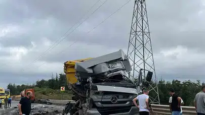 Şile Ömerli Yolu'nda çarpışan 2 tır adeta hurdaya döndü