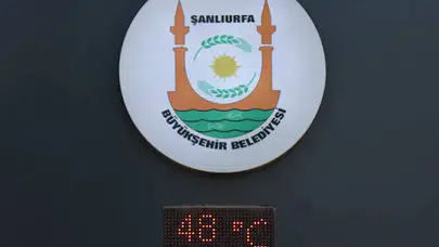 Şanlıurfa'da güneşten korunmak için şemsiye ve şapkalar devrede