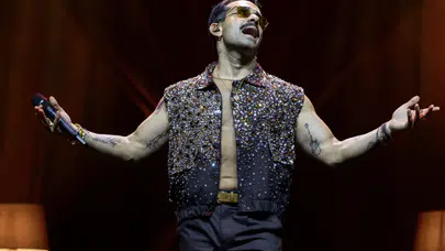 Gökhan Türkmen Harbiye Açıkhava'da 12 bin taşlı kostümüyle sahne aldı