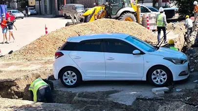 Park halindeki otomobil kazıya engel oldu, çözüm şaşırttı