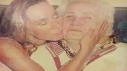 Asena babaannesini andı: Gözyaşları sosyal medyayı salladı