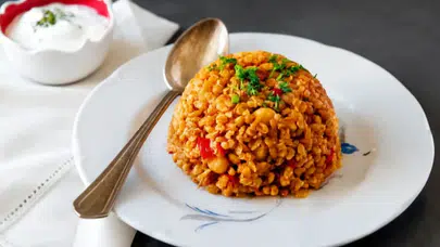 Bulgur pilavı kaç dakika kavrulur? Su oranı nasıl olmalı, tuz ve baharatlar ne zaman eklenmeli, bulgur yıkanmalı mı?