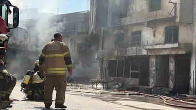 İzmir'de sünger deposunda çıkan yangın, komşu dükkana da sıçradı