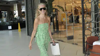 Burcu Esmersoy Zorlu AVM'de arkadaşlarıyla yemekte görüntülendi